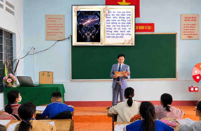 Đây là bài đọc mẫu bằng sách lật, tôi chiếu lên ti vi để học sinh nghe giọng đọc mẫu.